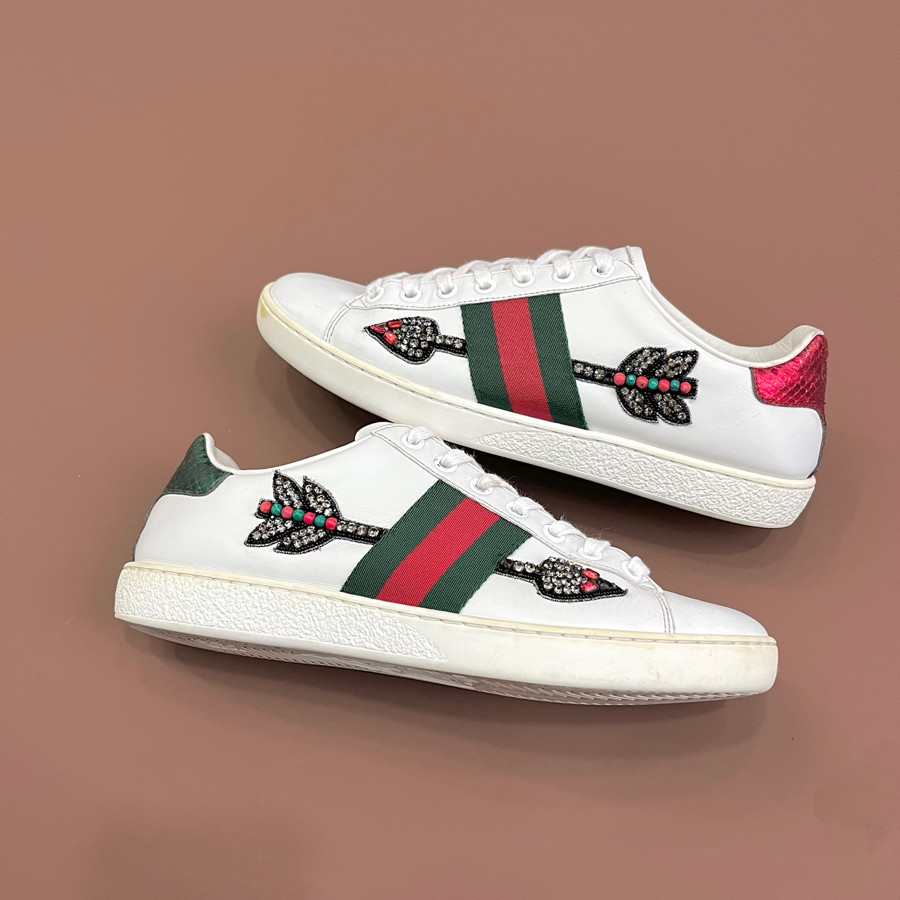 Sneaker Gucci mũi tên đá