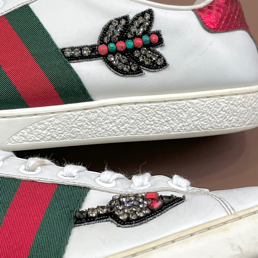 Sneaker Gucci mũi tên đá