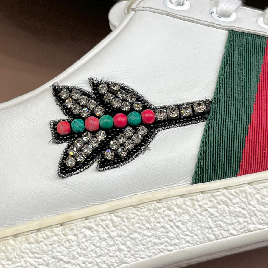 Sneaker Gucci mũi tên đá