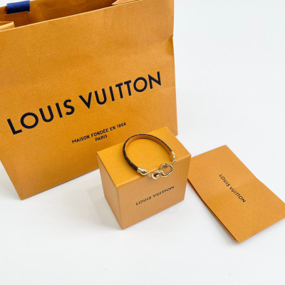 Vòng Louis Vuitton tim