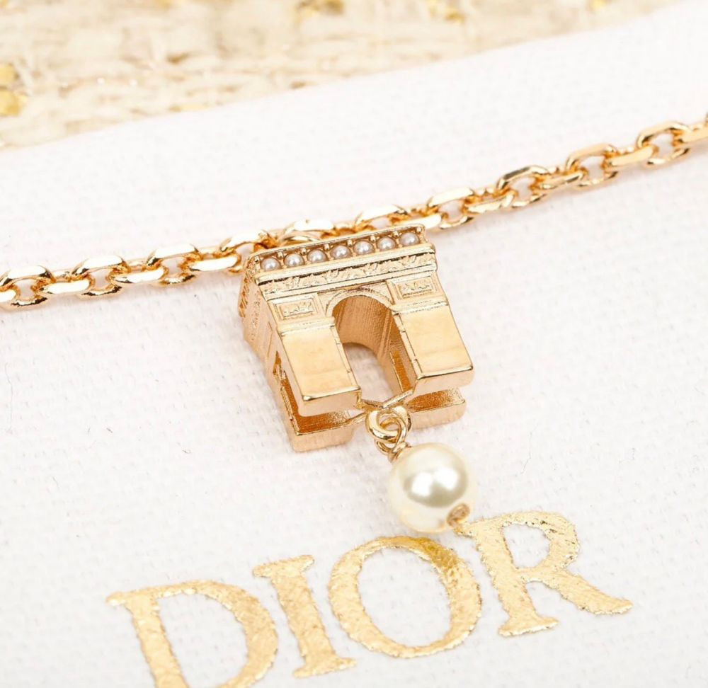 Vòng tay Dior gold charm