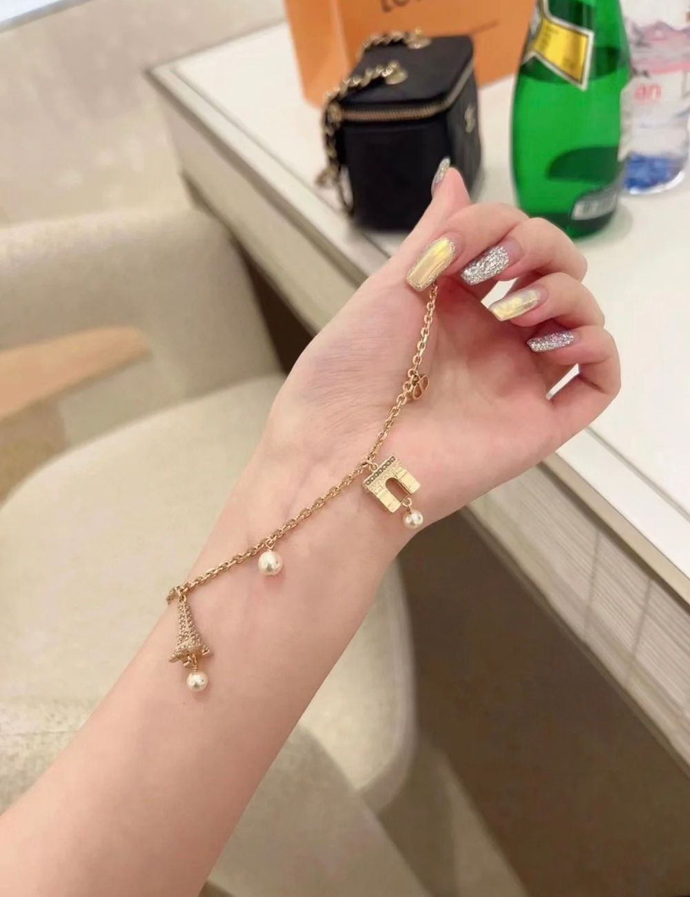 Vòng tay Dior gold charm