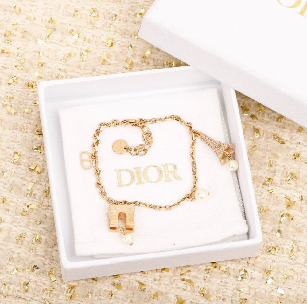 Vòng tay Dior gold charm