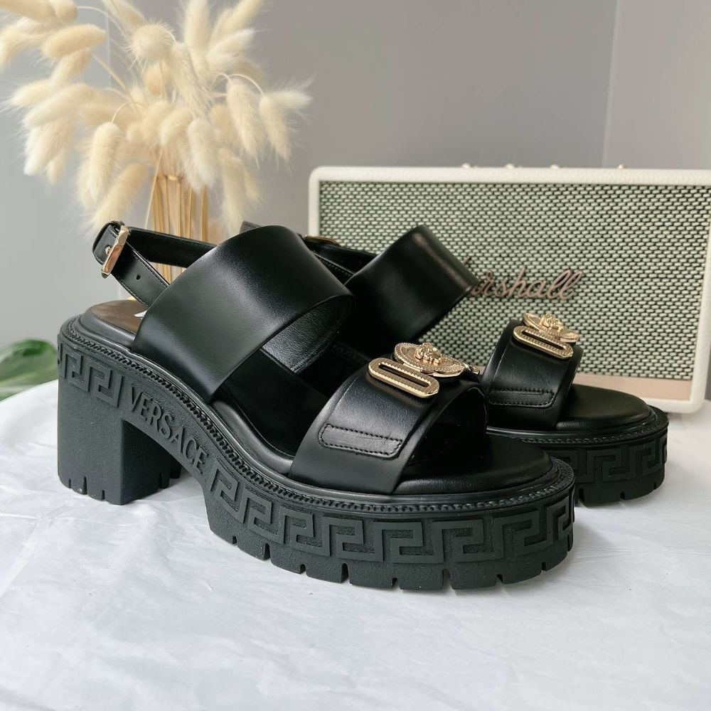 Sandal Versace đen đế bằng, cao 9cm