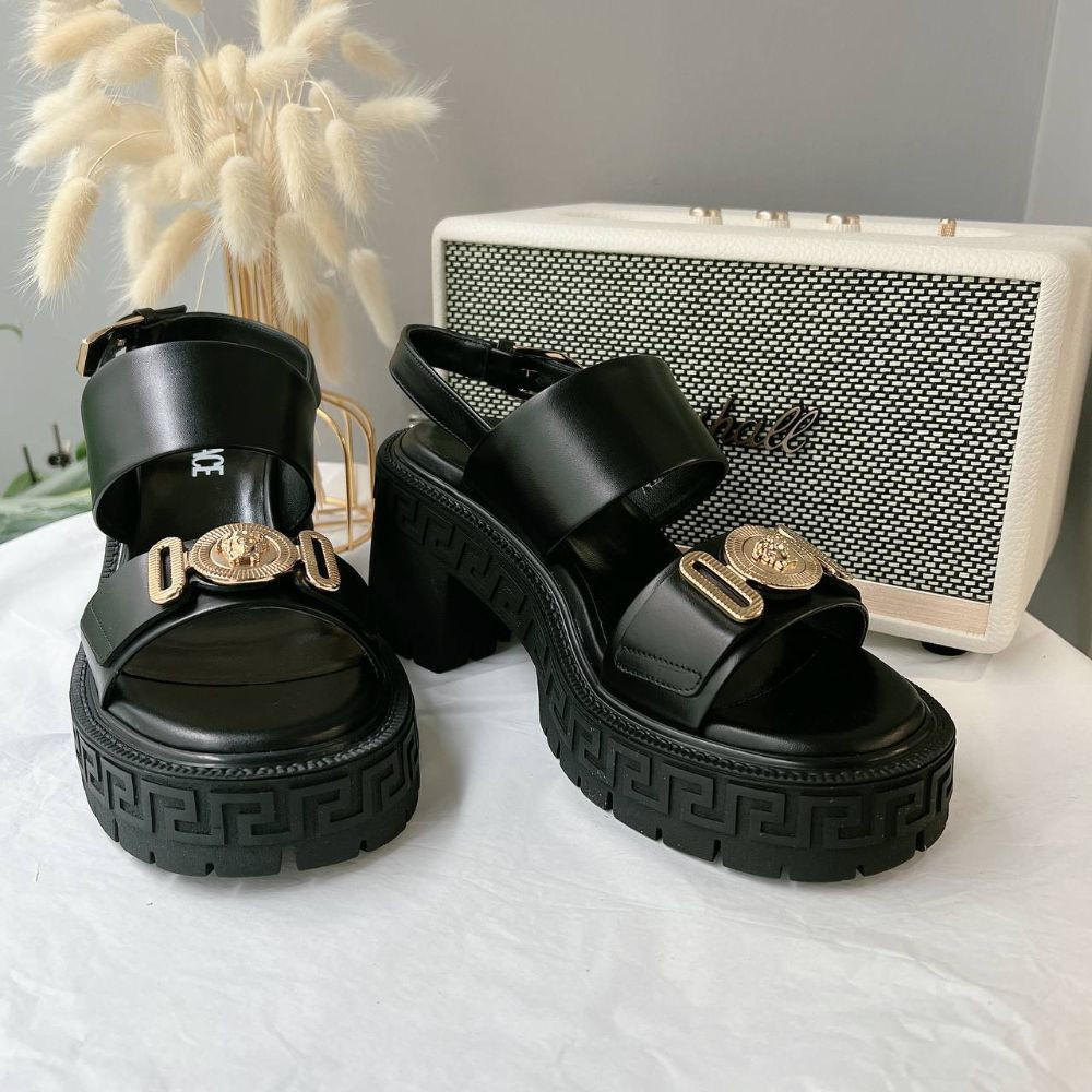 Sandal Versace đen đế bằng, cao 9cm