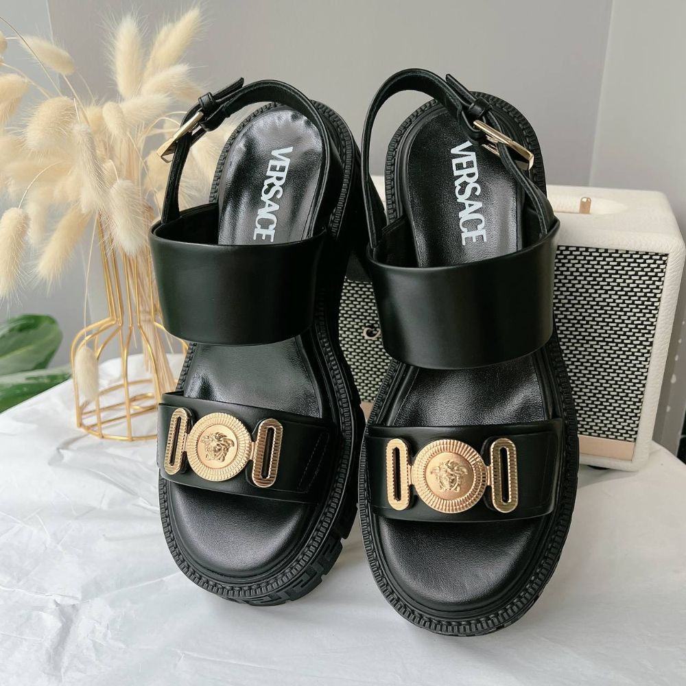 Sandal Versace đen đế bằng, cao 9cm