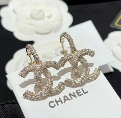 Khuyên tai Chanel logo CC xinh lung linh