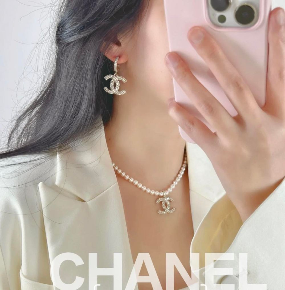 Khuyên tai Chanel logo CC xinh lung linh