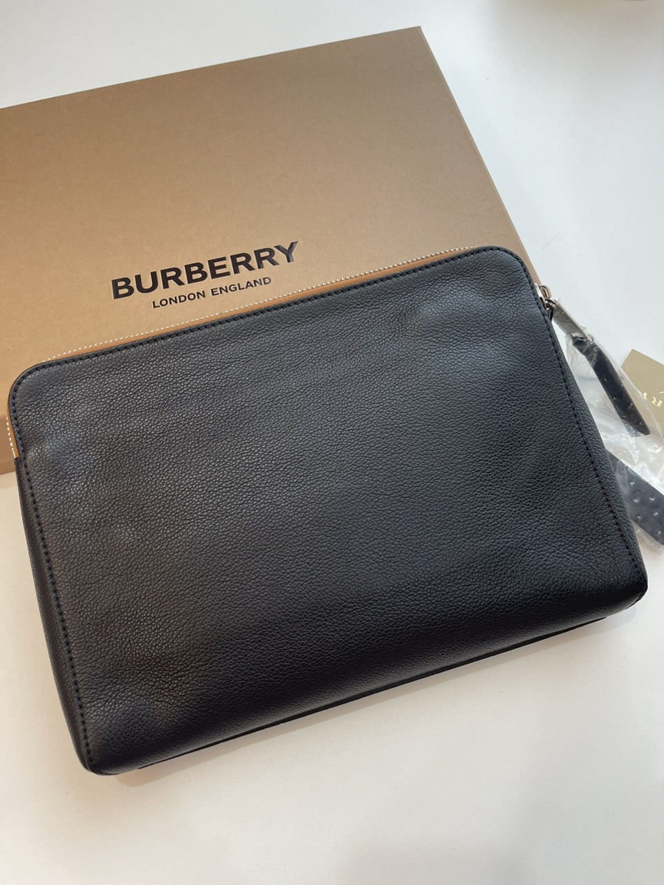 Clutch cầm tay Burberry