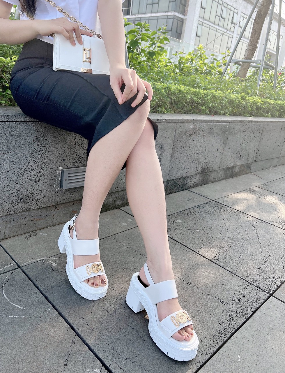 Sandal Versace trắng đế bằng, cao 9cm