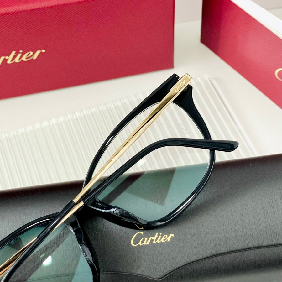 Kính cận Cartier siêu nổi bật với logo đầu báo 2 bên ✨