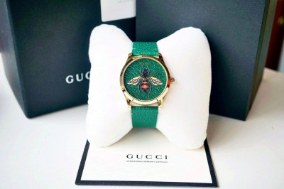 Đồng hồ Gucci ong màu xanh lá Case 38mm