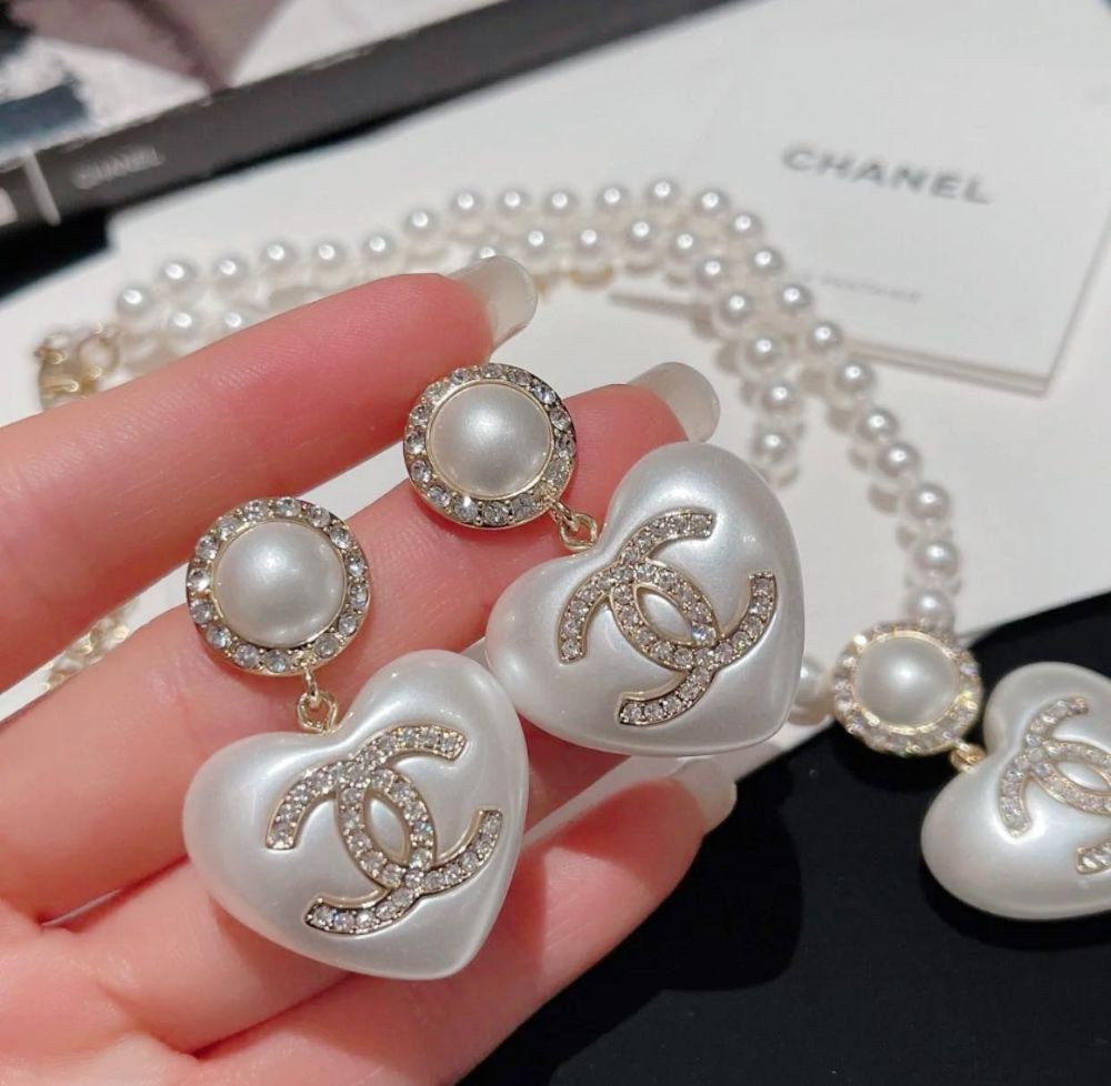 Khuyên tai Chanel trái tim ngọc trai sang chảnh