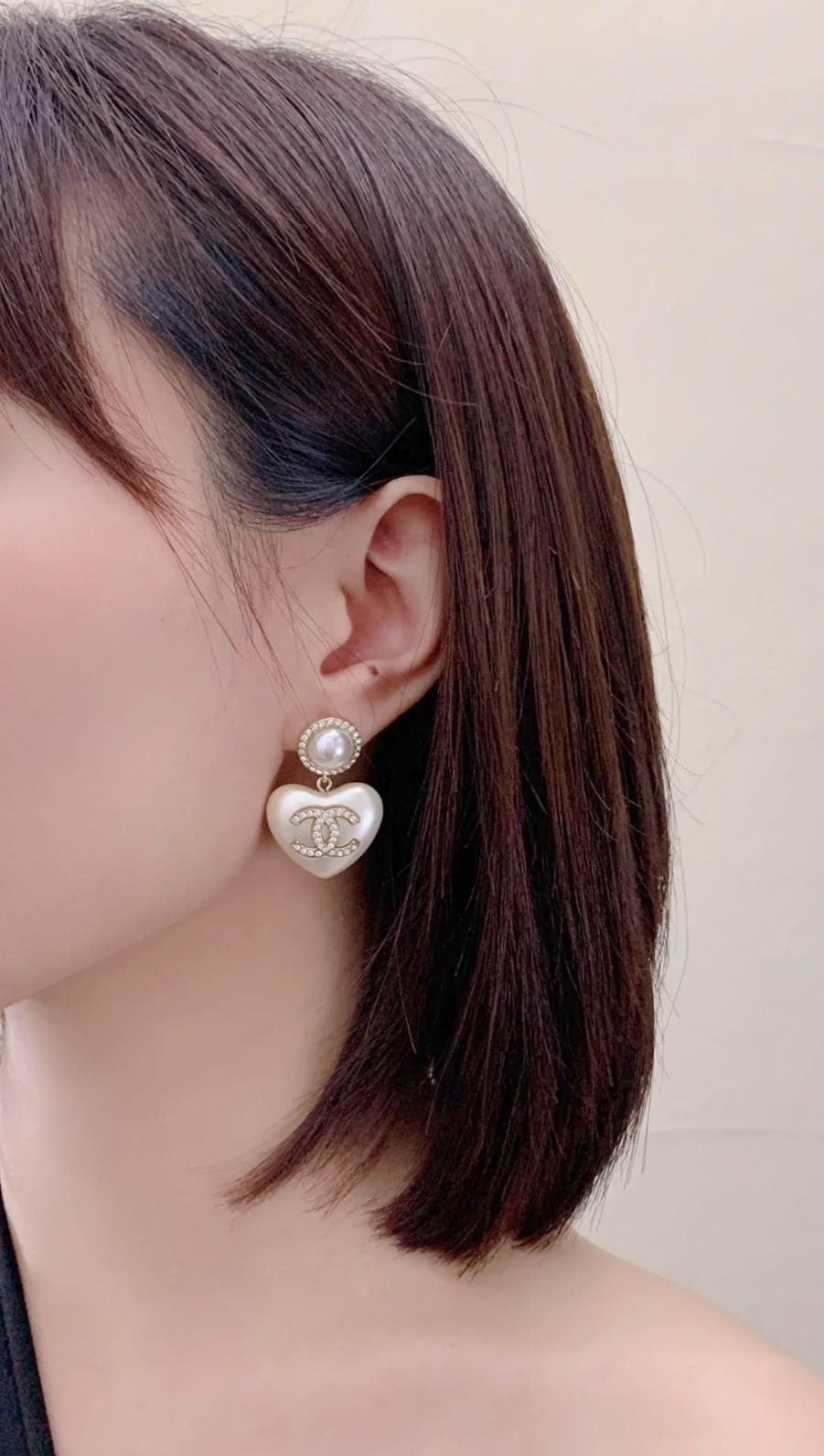 Khuyên tai Chanel trái tim ngọc trai sang chảnh