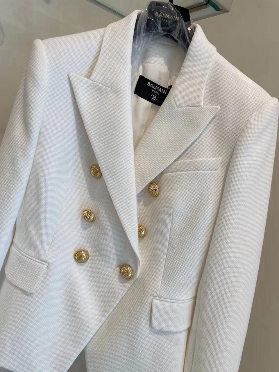 Áo Balmain blazer trắng khuy vàng