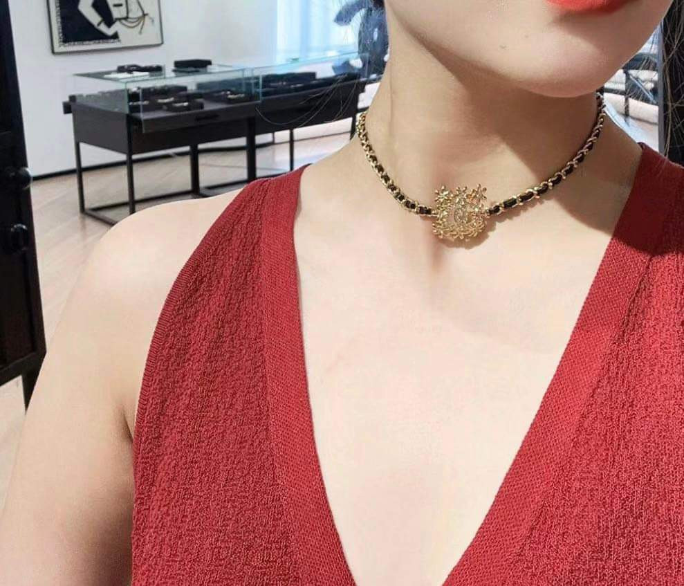 Choker Chanel phối dây da cá tính