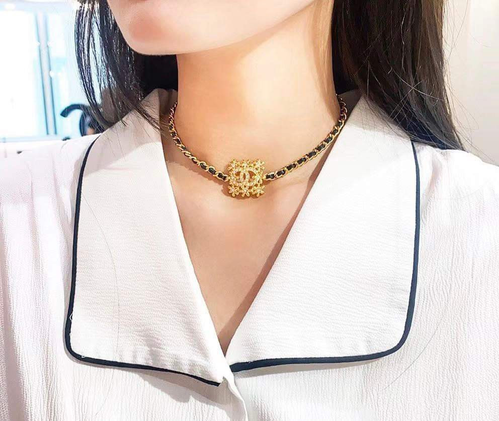 Choker Chanel phối dây da cá tính