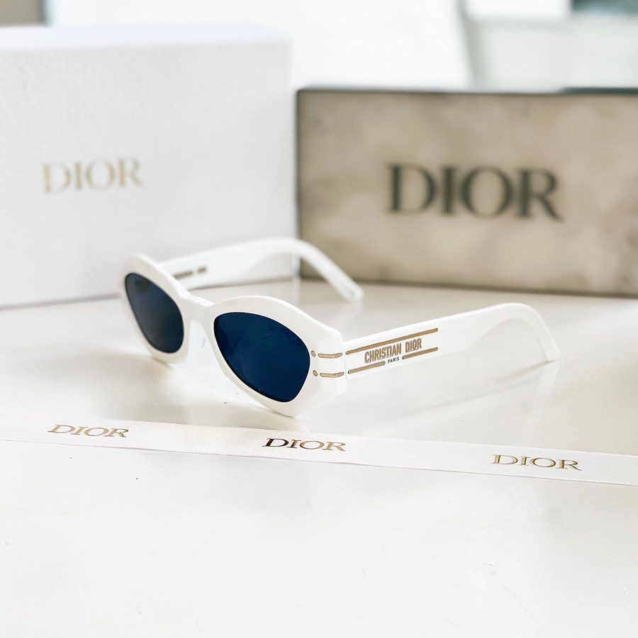 Kính râm Dior Signature B1U trắng , mắt này đeo xinh lắm a ✨