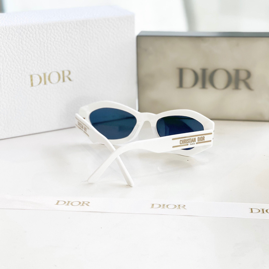 Kính râm Dior Signature B1U trắng , mắt này đeo xinh lắm a ✨