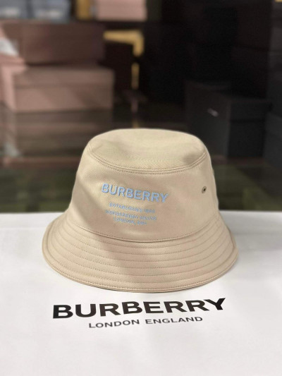 Mũ Burberry chữ thêu siêu xinh