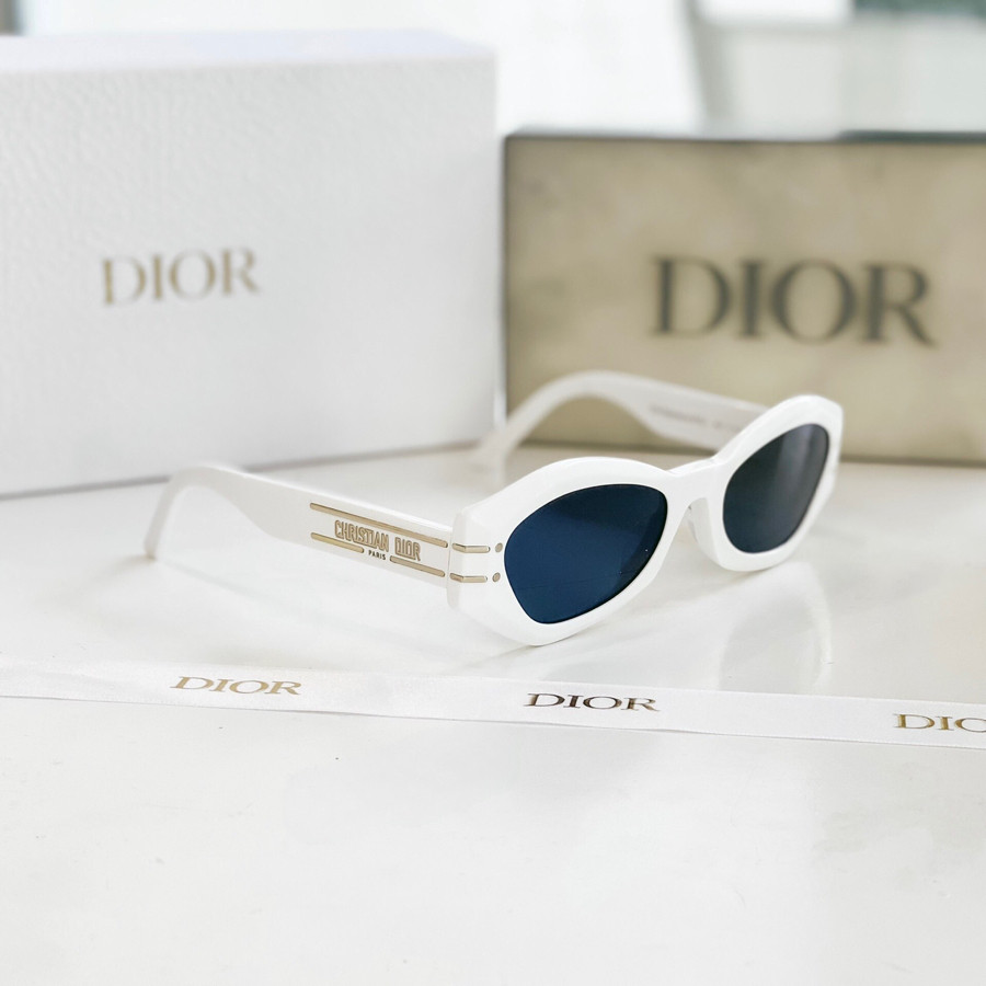 Kính râm Dior Signature B1U trắng , mắt này đeo xinh lắm a ✨