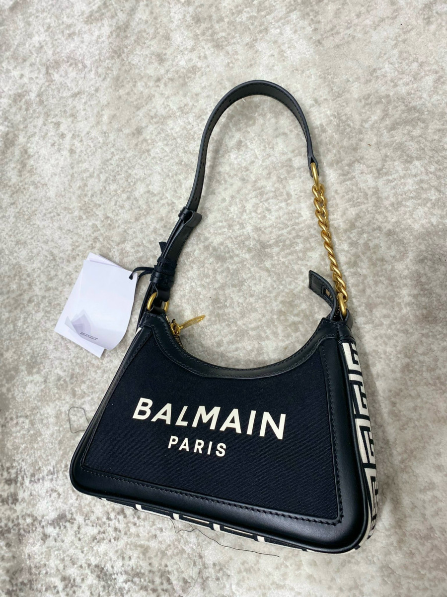 Kẹp nách Balmain sang xịn mịn ✨