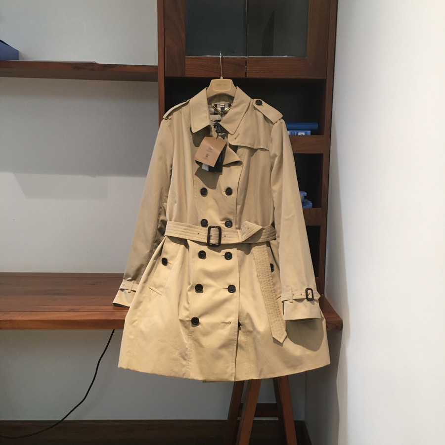 sẵn      B u rb e r r y Cotton Trench coat  the sandringham   3900455.................  💎 size  50it = 18uk ...thông số vai 41cm ; ngực khoảng 110cm ....dài 90cm .... 💎  tình trạng chưa sd còn tag giấy ạ ....