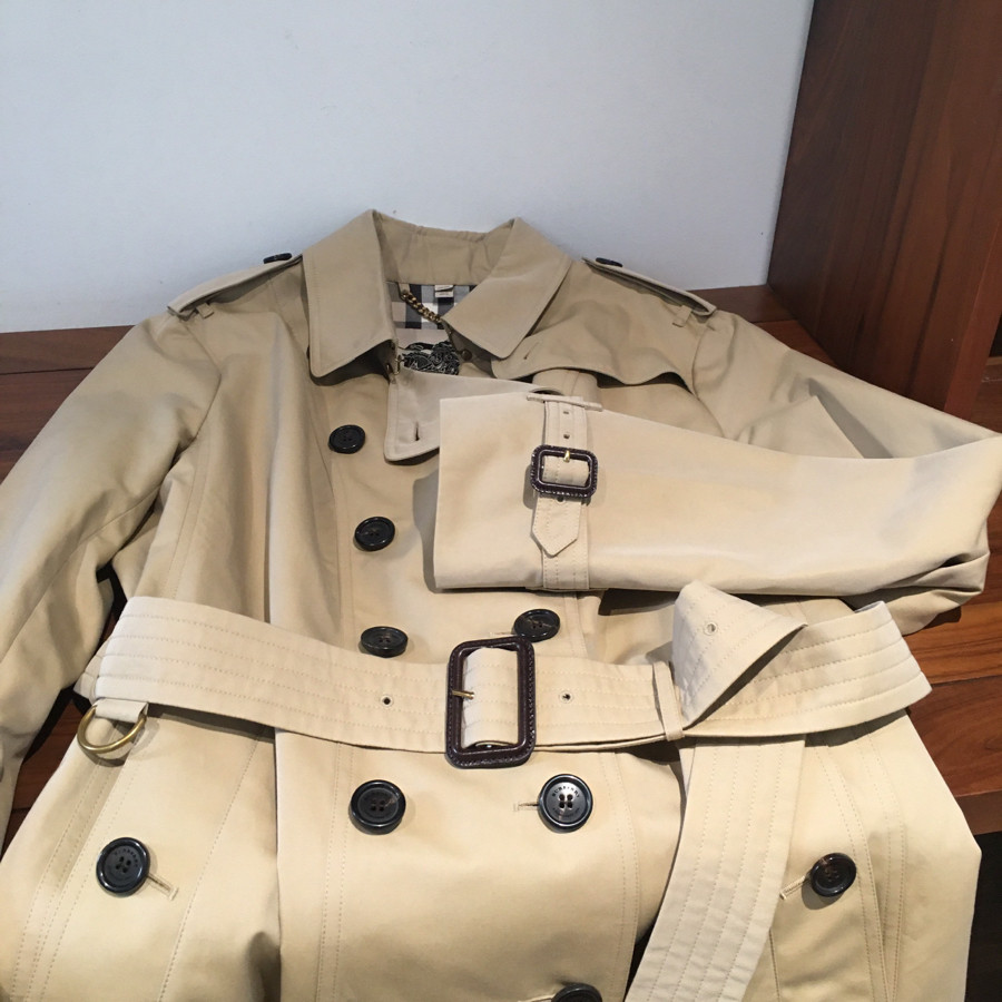 sẵn      B u rb e r r y Cotton Trench coat  the sandringham   3900455.................  💎 size  50it = 18uk ...thông số vai 41cm ; ngực khoảng 110cm ....dài 90cm .... 💎  tình trạng chưa sd còn tag giấy ạ ....