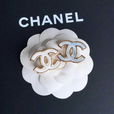 Khuyên tai Chanel trắng vân đá
