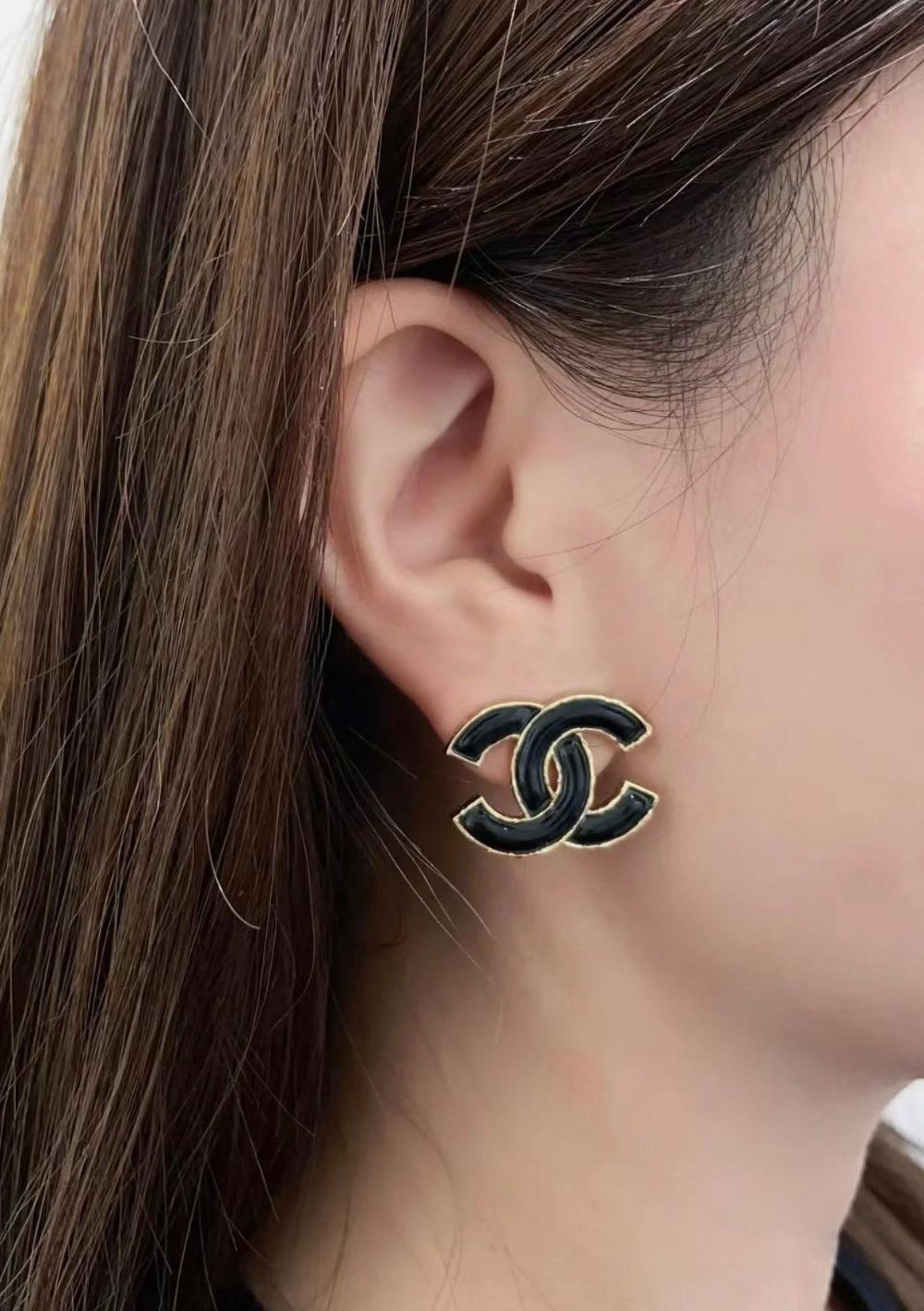 Khuyên tai Chanel bản to logo CC