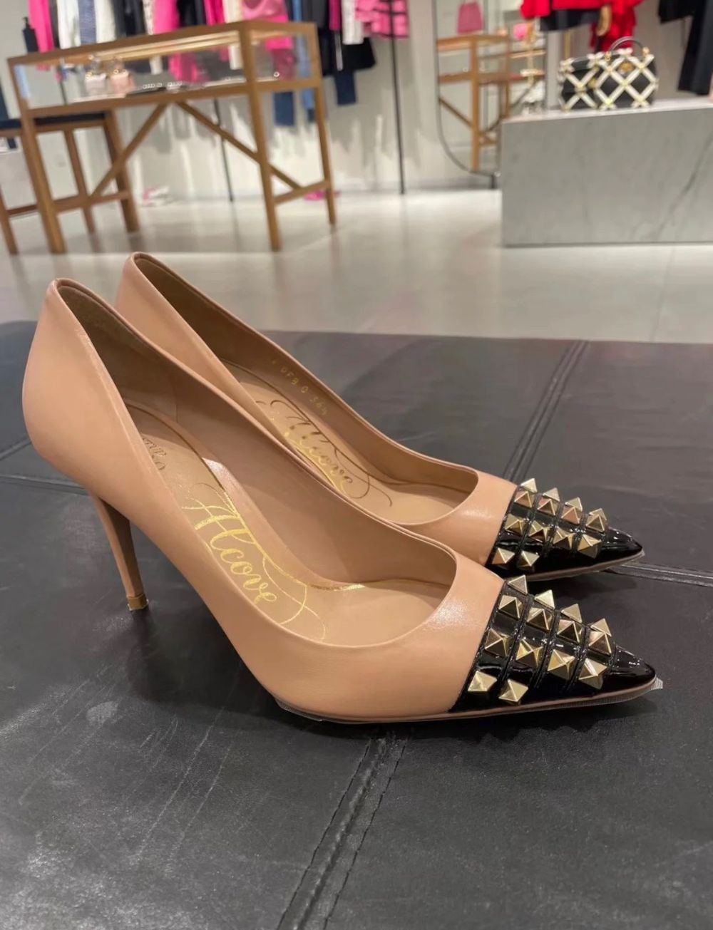 Guốc Valentino Garavani mũi đinh, gót 9cm