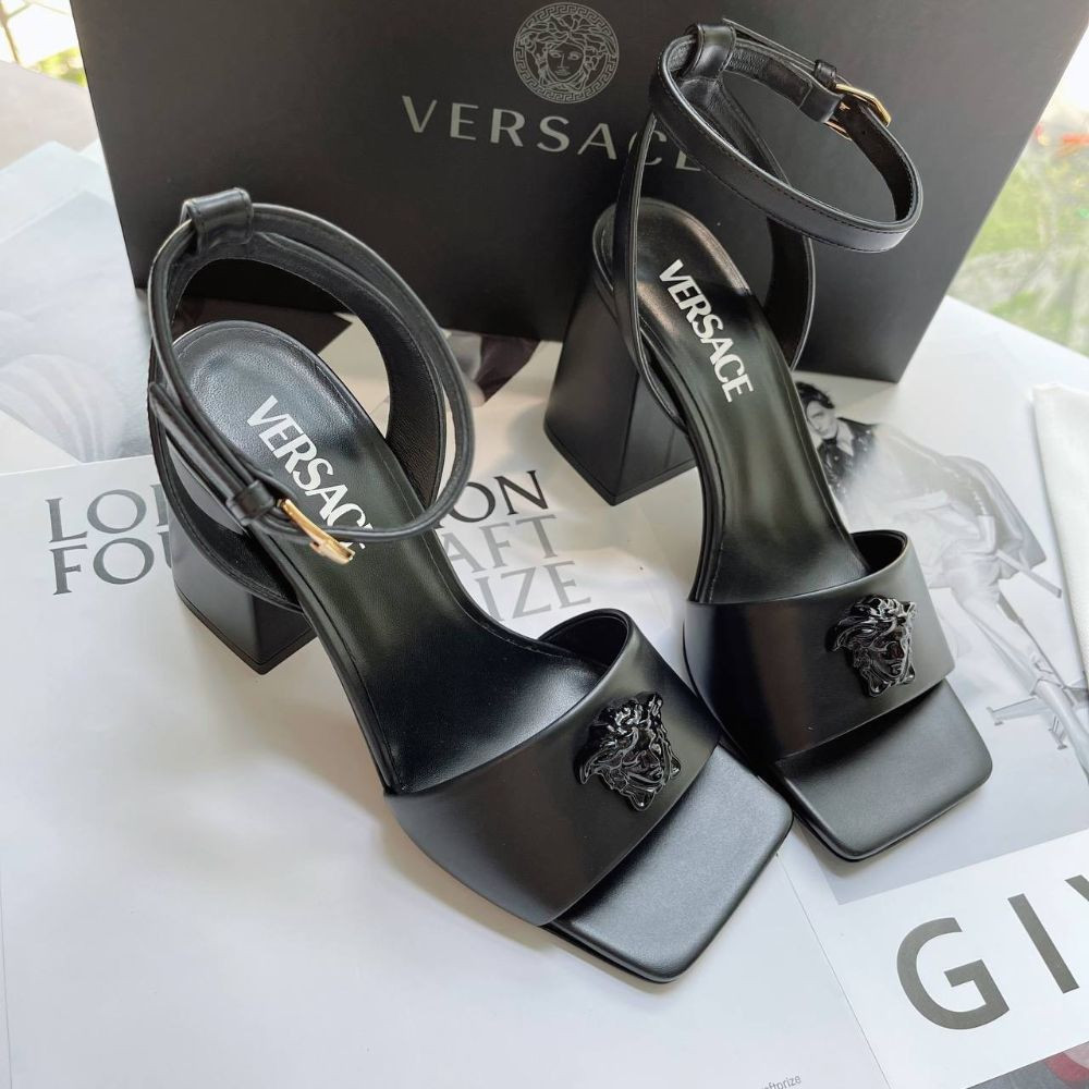 Sandal Versace đen gót vuông 9cm