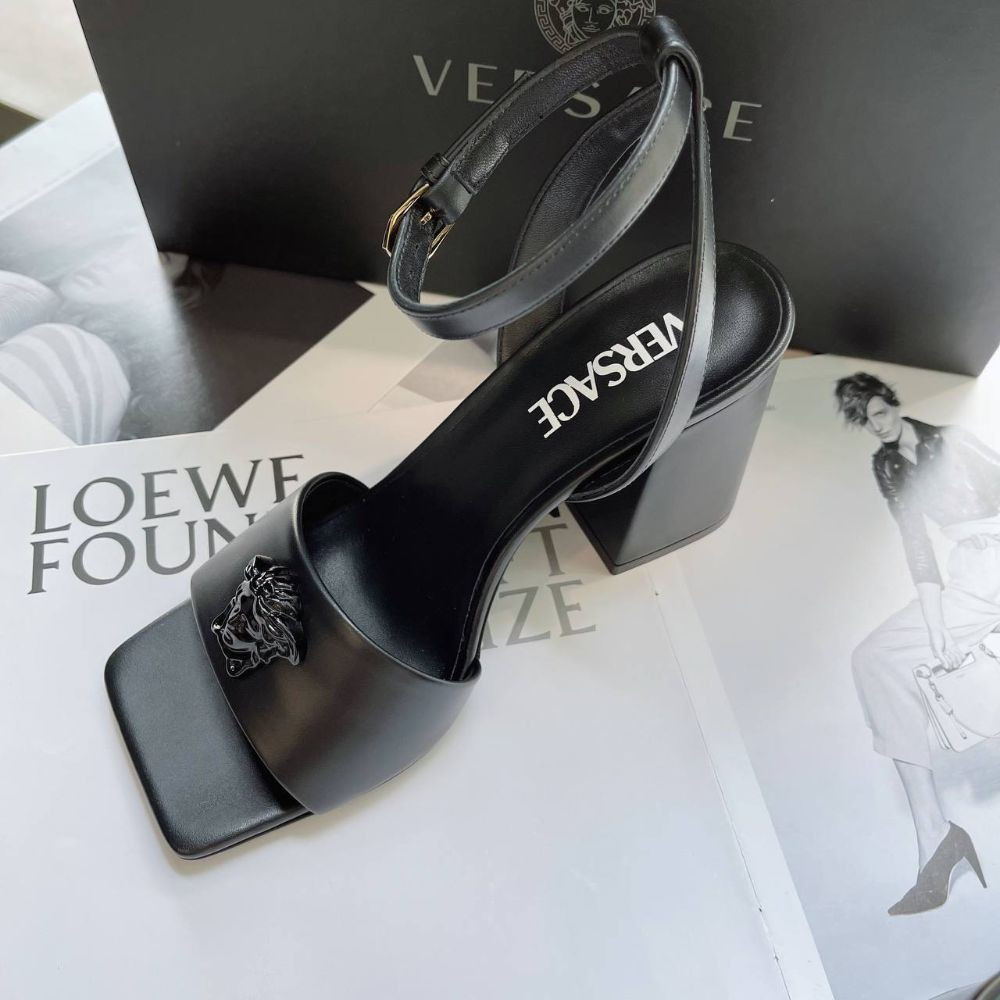 Sandal Versace đen gót vuông 9cm