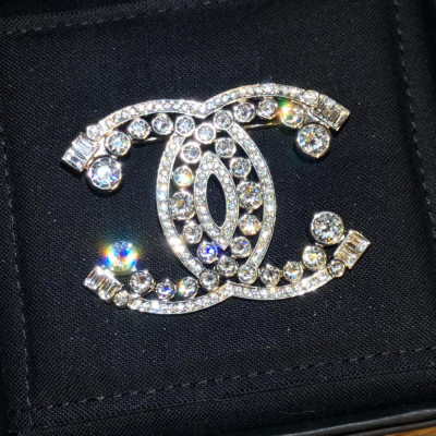 Cài áo Chanel bling xinh nổi bật