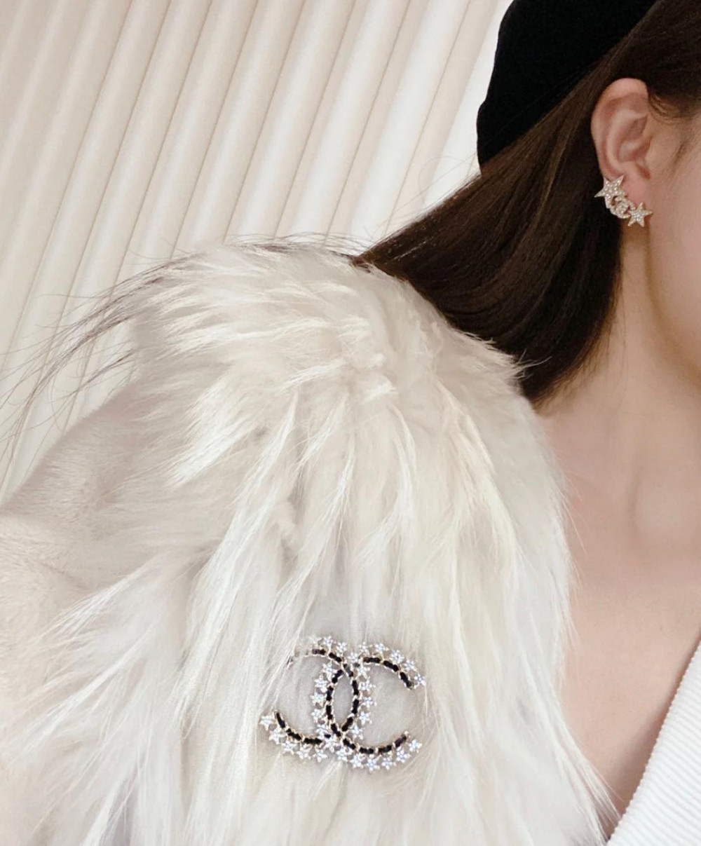 Cài áo Chanel ngôi sao đẹp lung linh