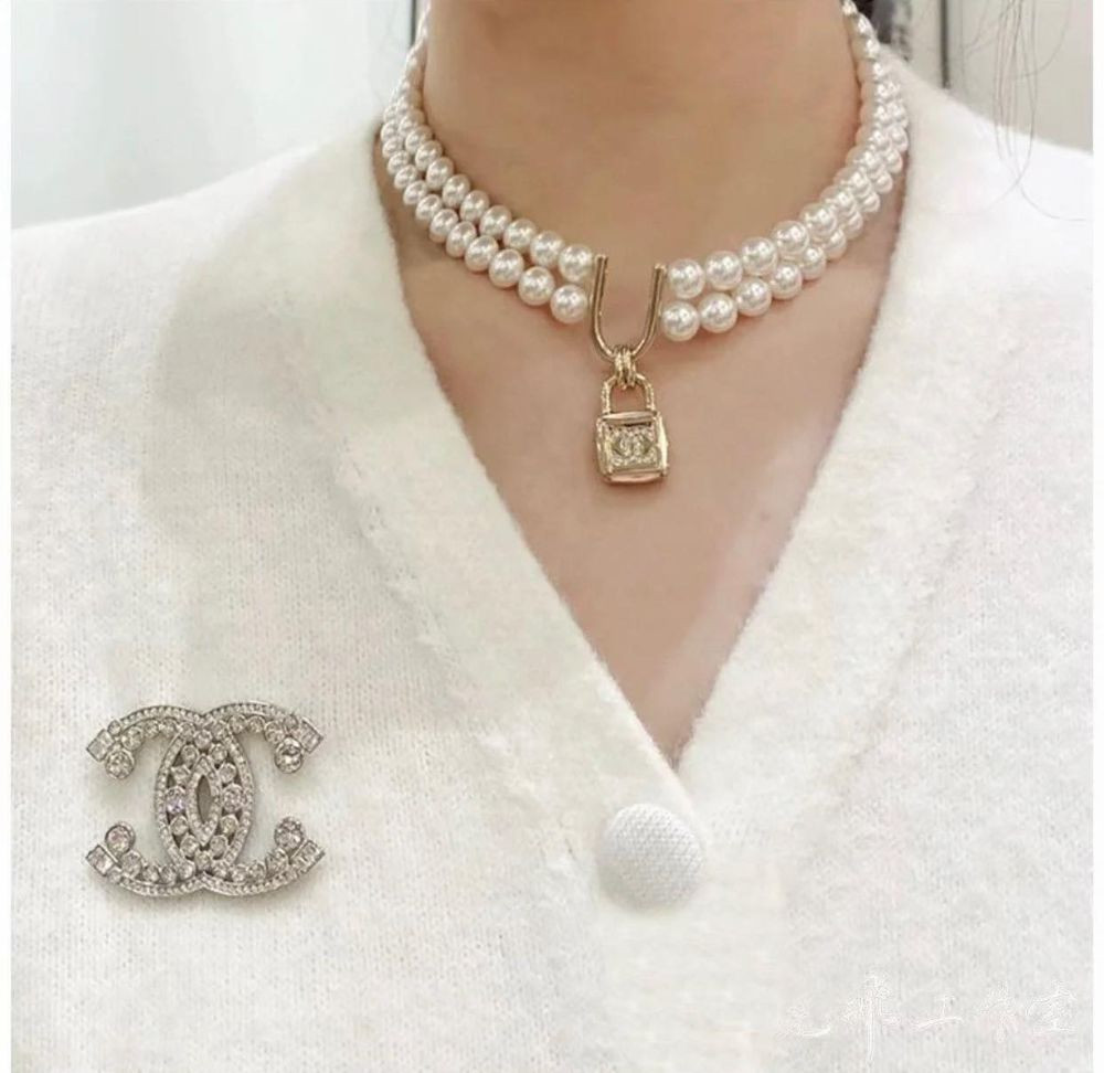 Cài áo Chanel bling xinh nổi bật