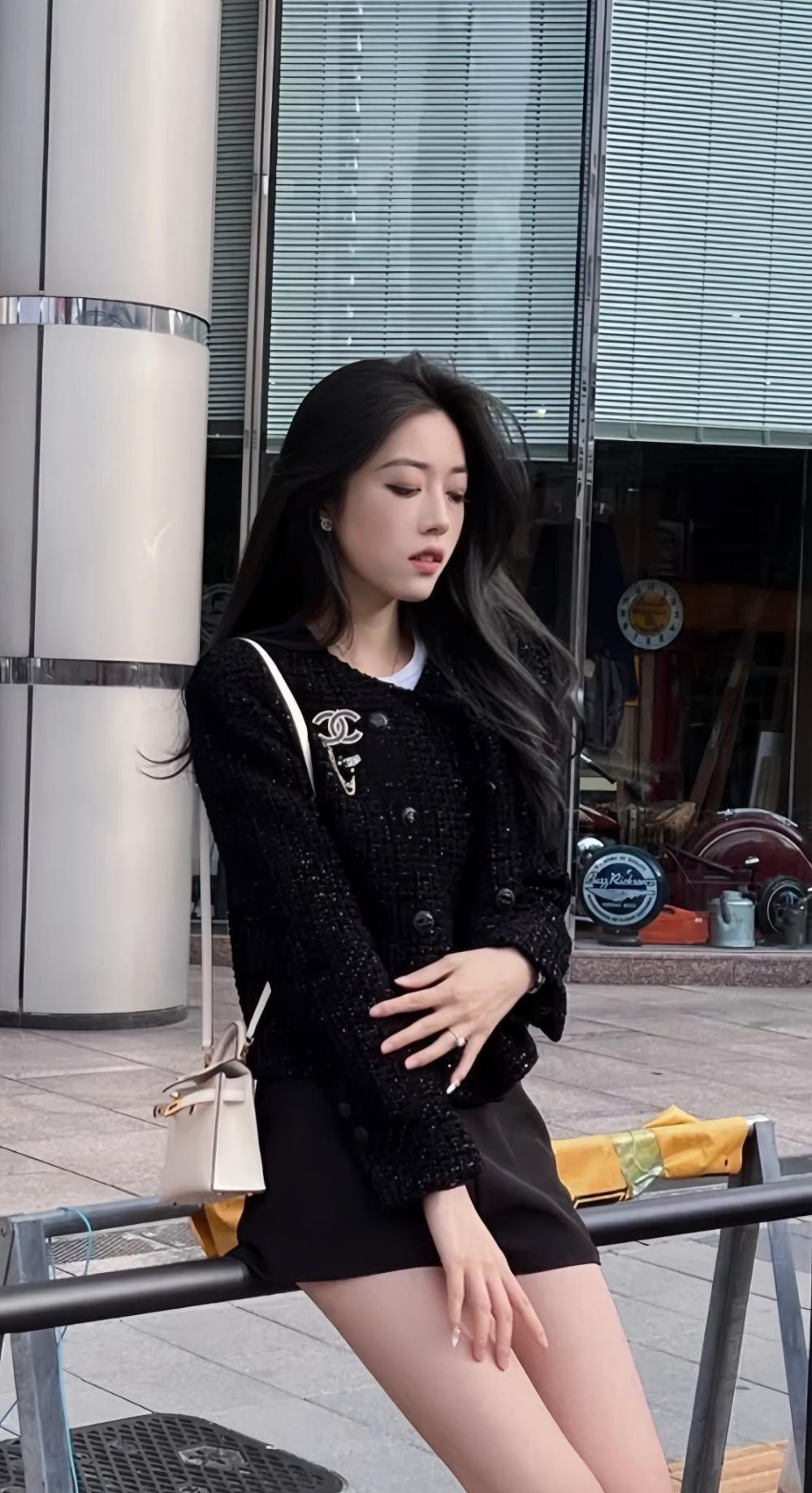Cài áo Chanel xinh xỉu