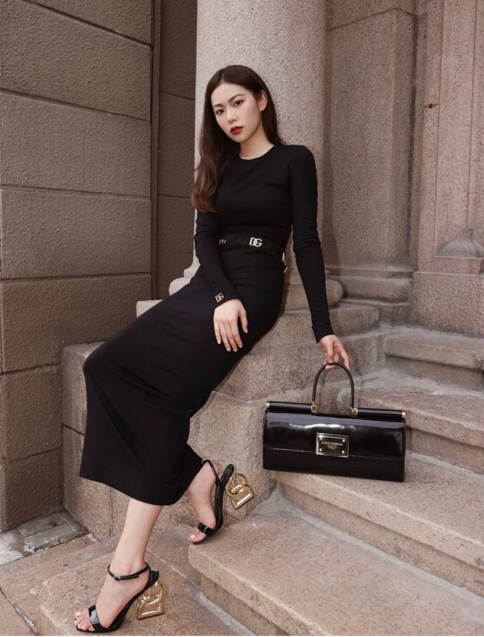 Sandal Dolce & Gabbana mũi vuông, gót chữ DG bạc, cao 9cm