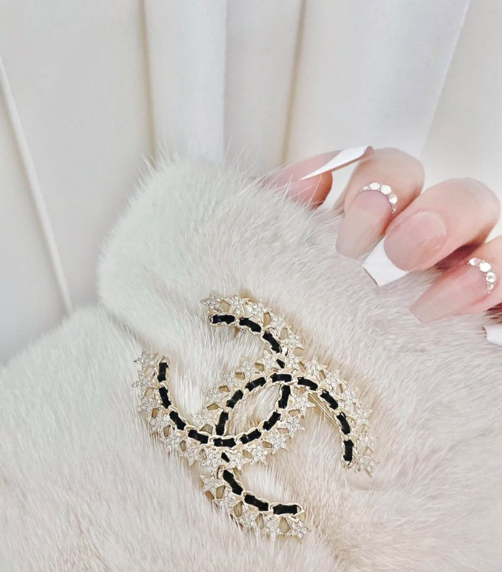Cài áo Chanel ngôi sao đẹp lung linh