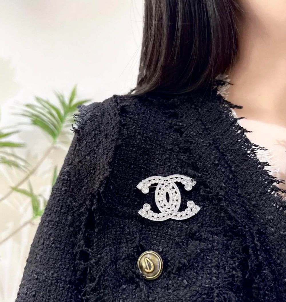 Cài áo Chanel bling xinh nổi bật