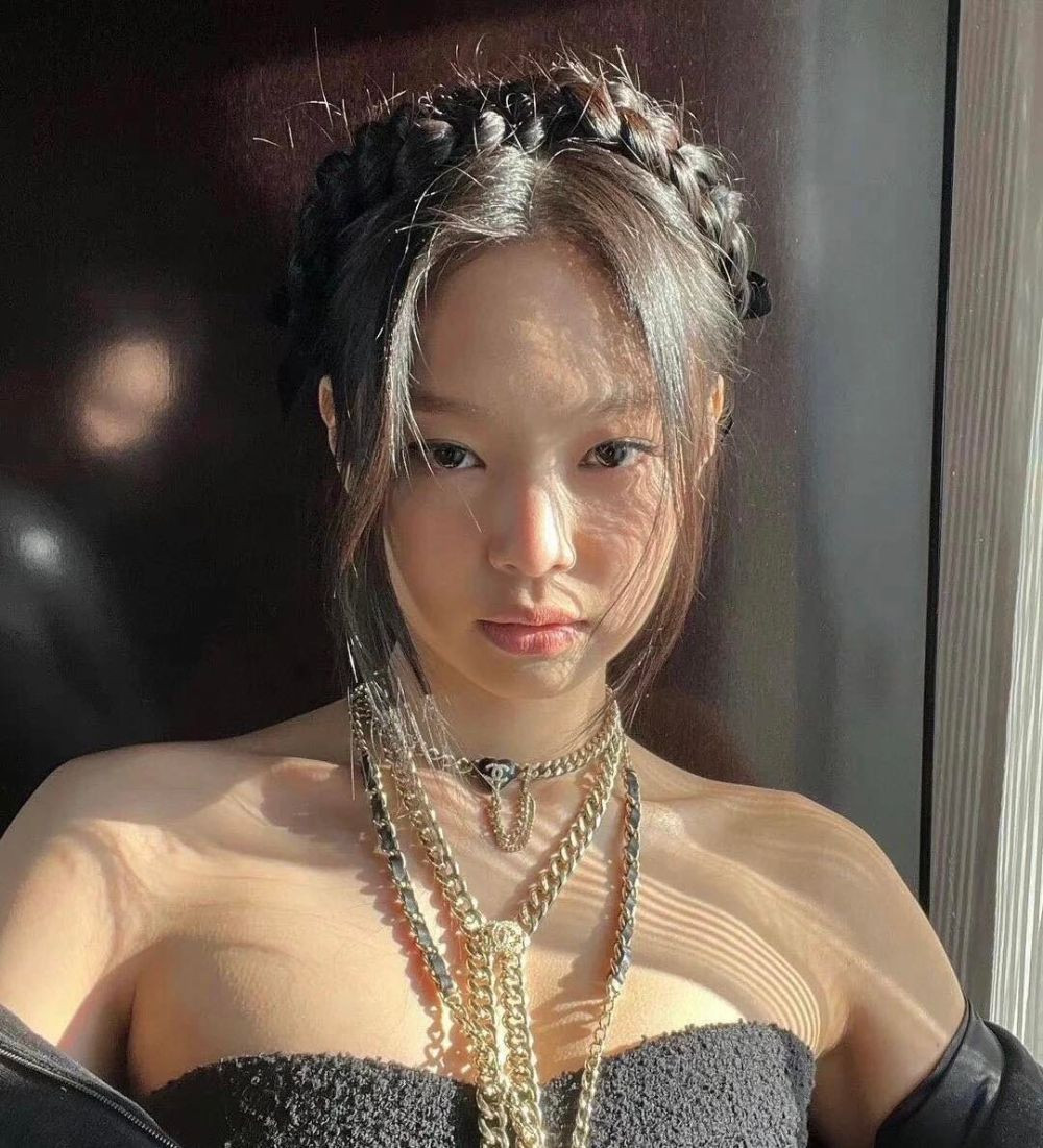 Choker Chanel tim Jennie siêu hot