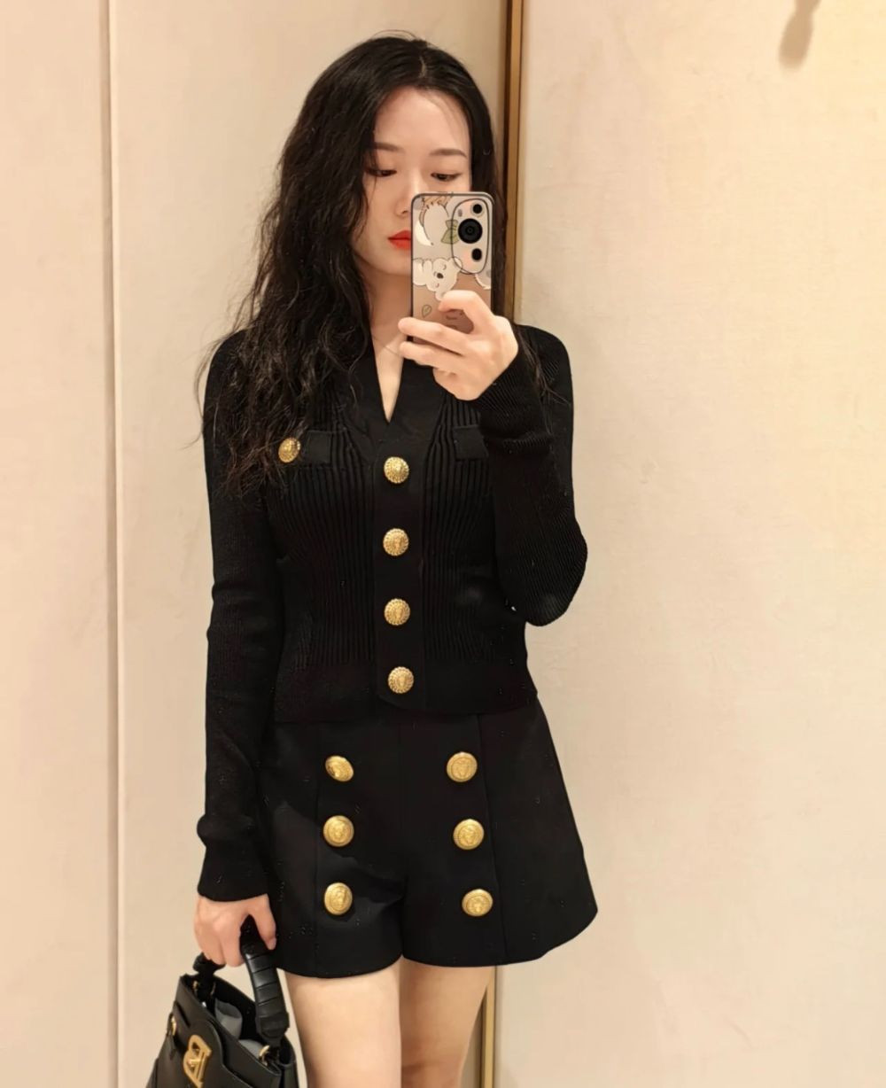 Áo Balmain cardigan len đen cổ V