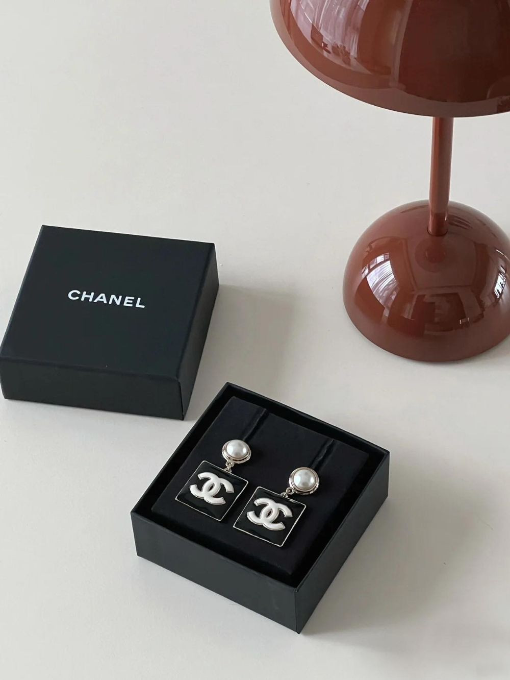 Khuyên tai Chanel vuông xinh lắm