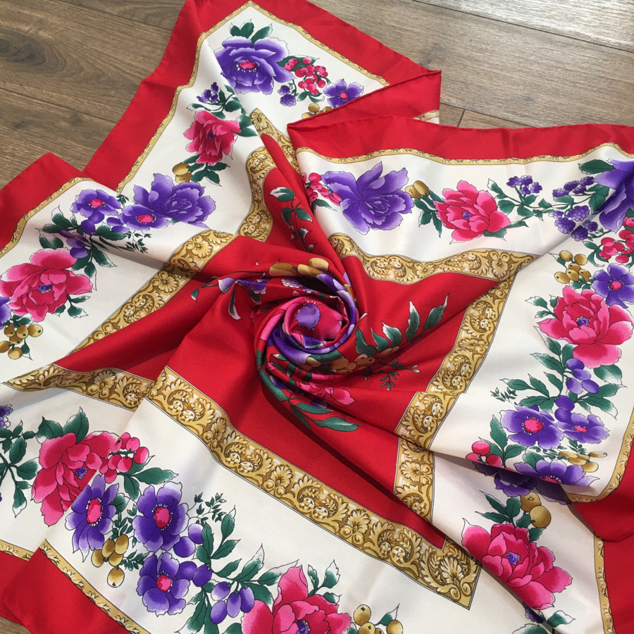 sẵn       khăn lụa vuông G u c c i Other Line Accessories/Accessories scarf màu đỏ họa tiết hoa  ... 💎 size 88cm   ...100% silk ....