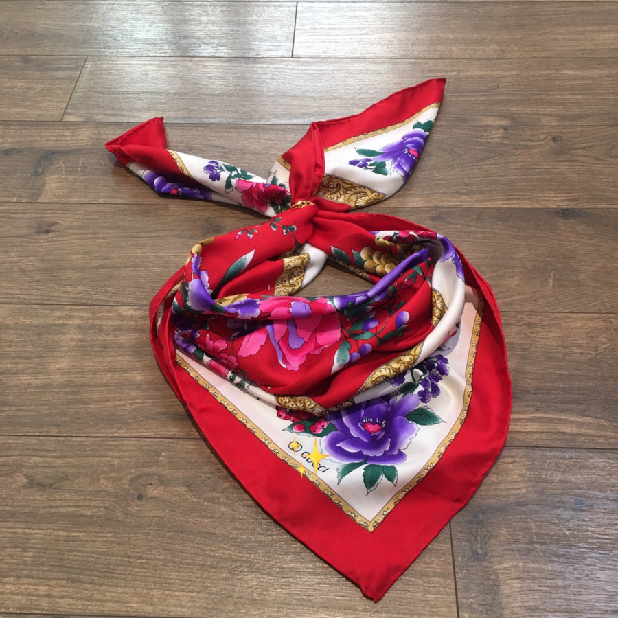 sẵn       khăn lụa vuông G u c c i Other Line Accessories/Accessories scarf màu đỏ họa tiết hoa  ... 💎 size 88cm   ...100% silk ....