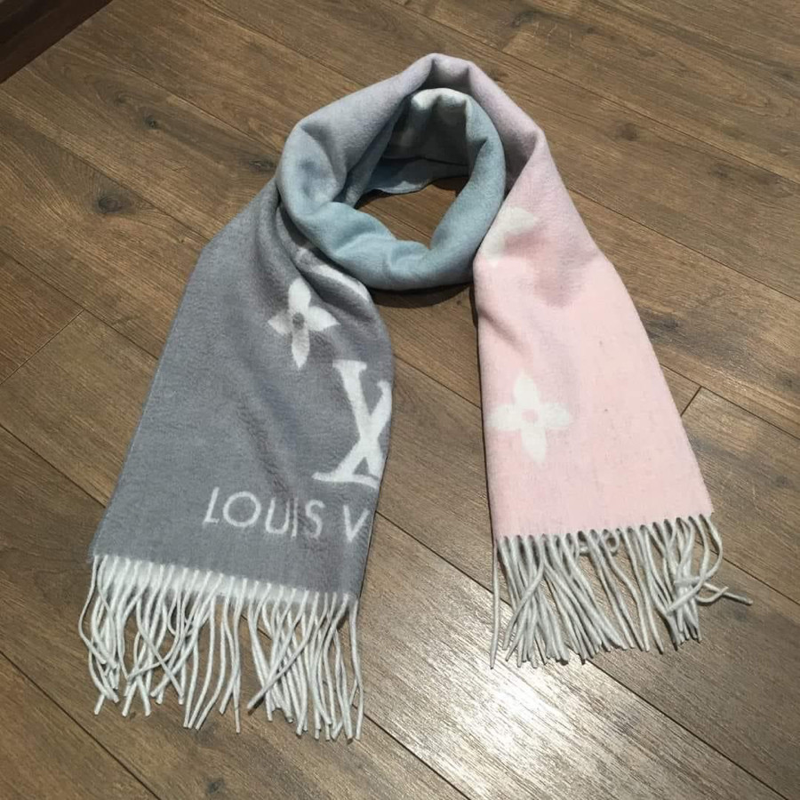 sẵn    em khăn đậm nhạt dần  L o u is   V u it to  n M70868 Echarpe Reykjavik Gradient Scarf Cashmere blue .....  💎  còn tag vải...100% cashmere ....