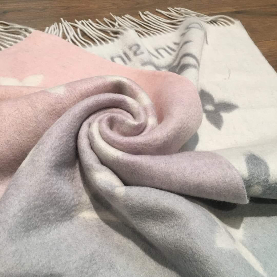 sẵn    em khăn đậm nhạt dần  L o u is   V u it to  n M70868 Echarpe Reykjavik Gradient Scarf Cashmere blue .....  💎  còn tag vải...100% cashmere ....