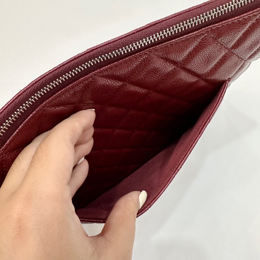 Clutch Chanel đỏ rượu vang