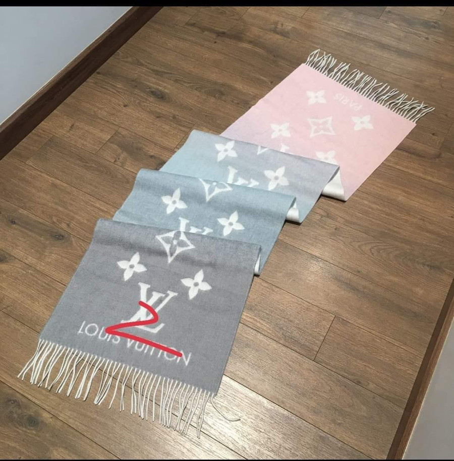 sẵn    em khăn đậm nhạt dần  L o u is   V u it to  n M70868 Echarpe Reykjavik Gradient Scarf Cashmere blue .....  💎  còn tag vải...100% cashmere ....