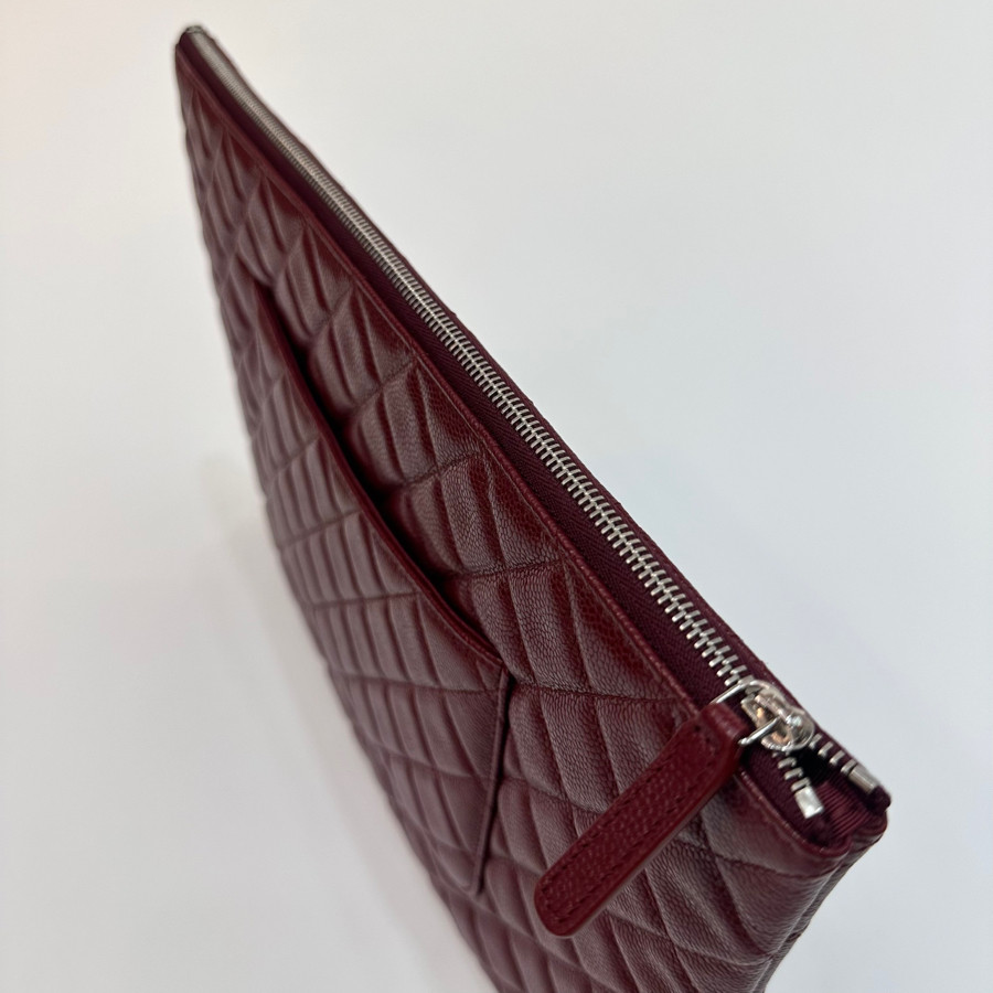 Clutch Chanel đỏ rượu vang